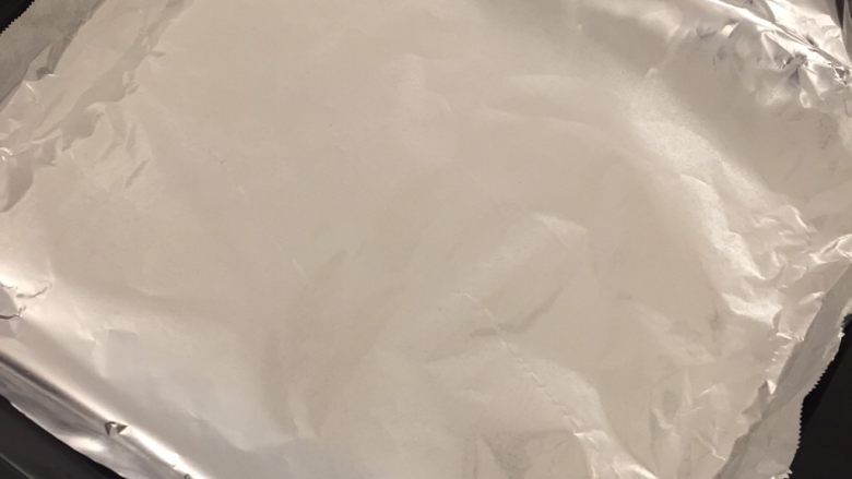 中国式圣诞节上的烤鸡,在烤盘中铺上锡纸,预热烤箱至170度120分钟。具体温度可以根据鸡的大小及上色情况进行调节。