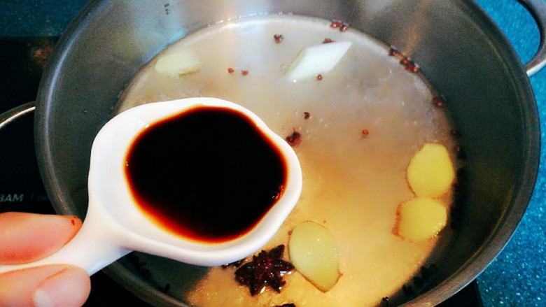 五香熏鲅鱼,倒入<a style='color:red;display:inline-block;' href='/shicai/ 788'>生抽</a>,想要颜色重的可以再加一点点老抽。