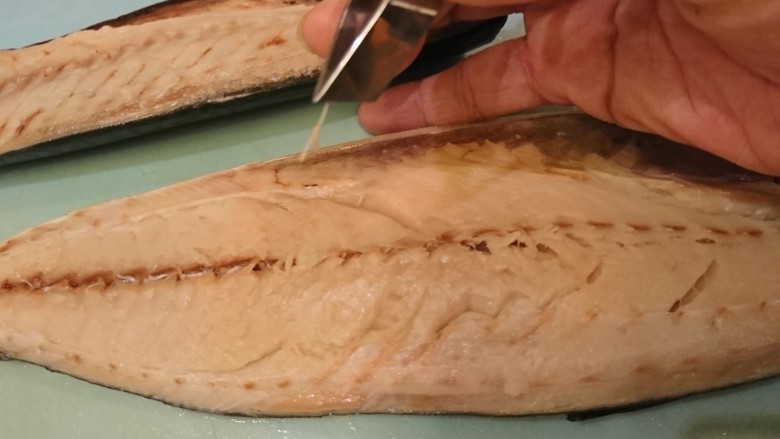鯖魚味增煮,用毛鑷子順著刺的反方向拔出,動作輕一點。