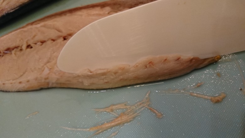 鯖魚味增煮,沿著背部的魚刺劃刀,可以一整排的切掉。