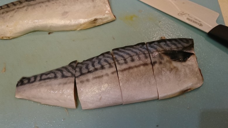 鯖魚味增煮,翻到正面,分切適當大小
