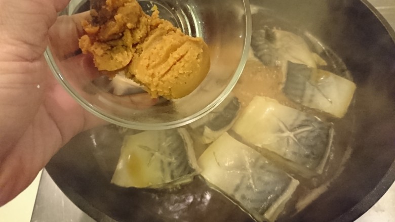鯖魚味增煮,加味增,拌開