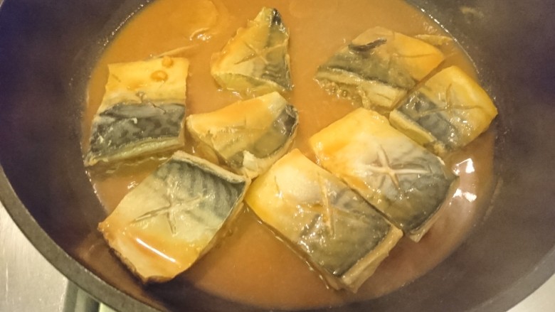 鯖魚味增煮,煮至湯汁變稠即可