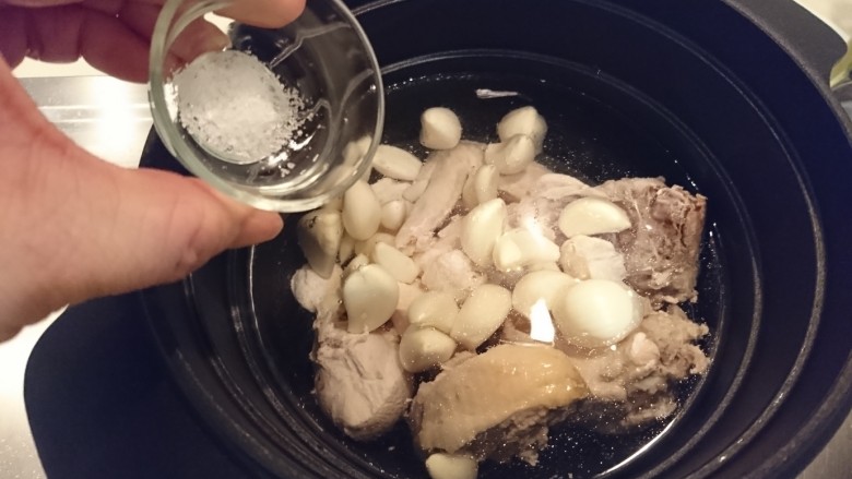 蒜頭雞湯,加鹽,開火,沸騰後蓋起來轉小火,煮20分鐘。