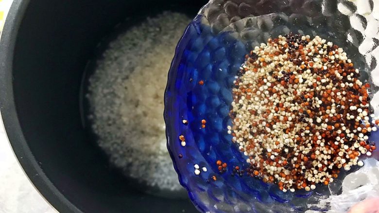 浮翠流丹~腊肠海米藜麦杂蔬焖饭,再倒入藜麦
