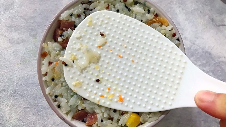 浮翠流丹~腊肠海米藜麦杂蔬焖饭,取一个小碗,盛米饭进去,并且用饭勺用力压实