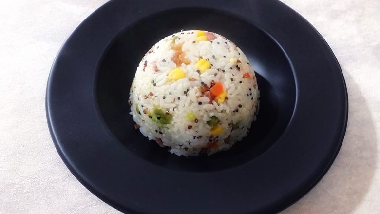 浮翠流丹~腊肠海米藜麦杂蔬焖饭,取出小碗