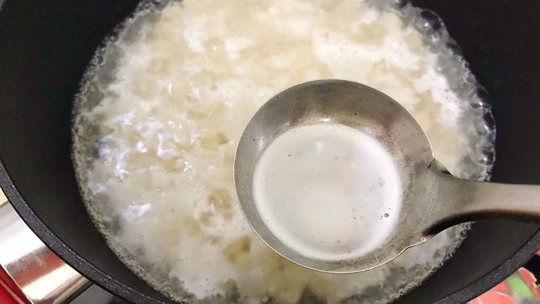 春之气息~五彩缤纷猫耳朵,用勺子撇去浮沫