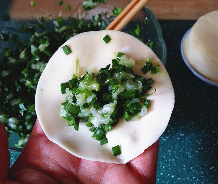 磷虾肉韭菜锅贴,取一份饺皮放处适量磷虾韭菜馅