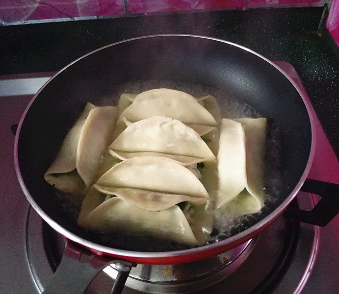 磷虾肉韭菜锅贴,倒入适量清水、水量莫过锅贴底部多一点、加盖转中大火