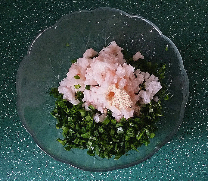 磷虾肉韭菜锅贴,与磷虾肉一起放入碗中、加食盐、<a style='color:red;display:inline-block;' href='/shicai/ 813'>鸡粉</a>和<a style='color:red;display:inline-block;' href='/shicai/ 848'>菜籽油</a>