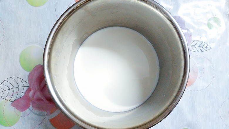 香橙草莓奶油松饼,把100g<a style='color:red;display:inline-block;' href='/shicai/ 219'>牛奶</a>倒入一个干净的不锈钢盆里!