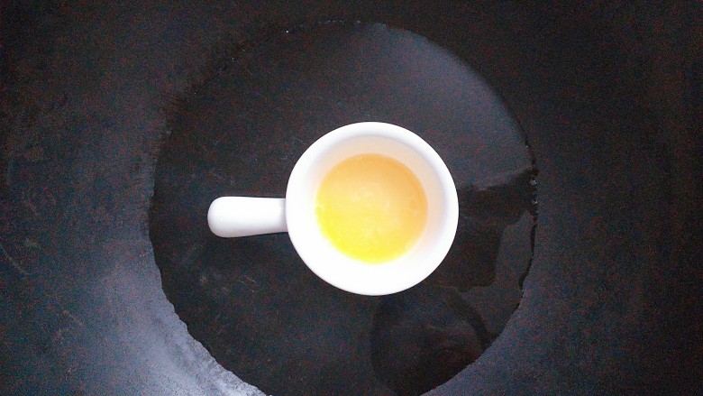 香橙草莓奶油松饼,<a style='color:red;display:inline-block;' href='/shicai/ 887'>黄油</a>放入锅里热水加热至融化!