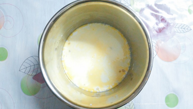 香橙草莓奶油松饼,把融化好的黄油倒入牛奶蜂蜜液里!一起搅拌均匀!