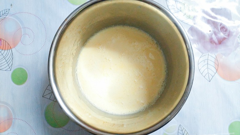 香橙草莓奶油松饼,过滤好的橙汁倒入牛奶蜂蜜液里搅拌均匀!