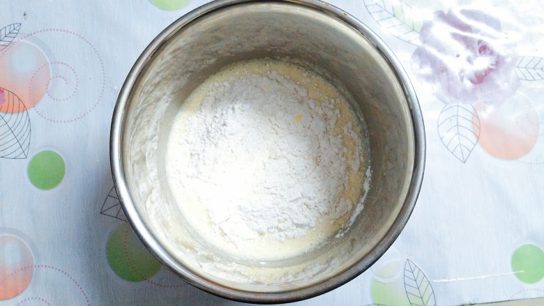 香橙草莓奶油松饼,筛入<a style='color:red;display:inline-block;' href='/shicai/ 548'>低筋面粉</a>搅拌均匀!