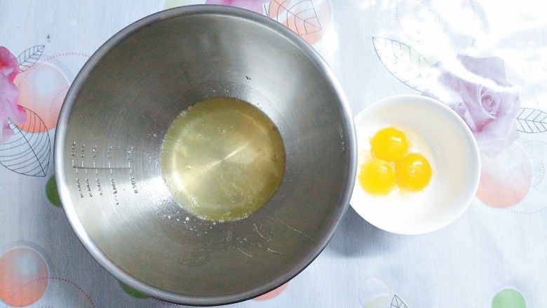 香橙草莓奶油松饼,将蛋清蛋黄进行分离!