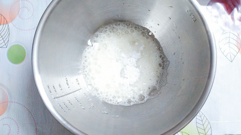 香橙草莓奶油松饼,蛋清打发至起大泡,加入三分之一的糖!