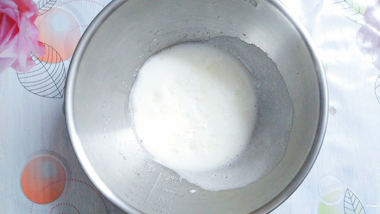 香橙草莓奶油松饼,继续搅打至泡沫细腻,加入剩下的二分之一的糖!继续搅打!