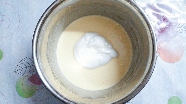 香橙草莓奶油松饼,将打好的蛋白分三次加入牛奶蛋液里上下翻拌均匀,或划z字型搅拌,切不可转圈搅,以免很快消泡!
