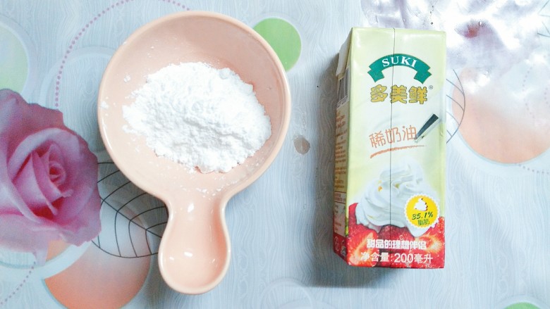 香橙草莓奶油松饼,准备好15g糖粉和200ml<a style='color:red;display:inline-block;' href='/shicai/ 8197'>淡奶油</a>!