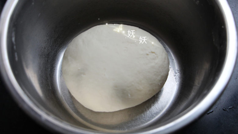 鲜虾手擀面,将面絮揉成一个均匀光滑的面团,这一步可能揉不到特别光滑,没有关系,盖上保鲜膜,静置30分钟,也就是所谓的醒面。醒面的过程中,面筋会渐渐的舒展开来,再次揉面的适合面团就变得听话。