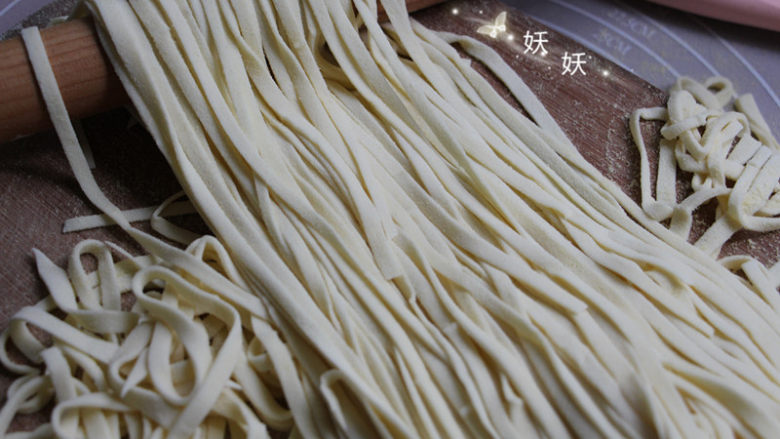 鲜虾手擀面,抖开来,面团清爽干净。