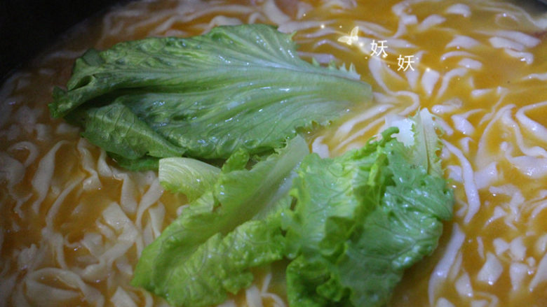 鲜虾手擀面,关火后加入<a style='color:red;display:inline-block;' href='/shicai/ 121'>生菜</a>略烫变色,加适量的盐调味。