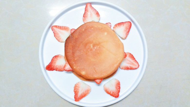香橙草莓奶油松饼,再放上第二块松饼!