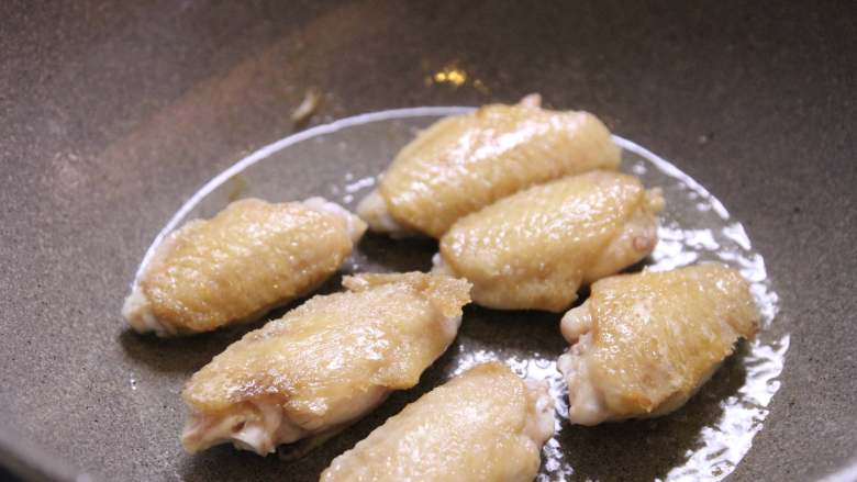 蜜汁可乐鸡翅,用铲子或者筷子去晃动鸡翅
小技巧
①鸡翅能动才翻身,如果不能翻动,不要硬翻,会把鸡翅弄破的,这样除了不美观,还会让鸡翅内部的水分流水。记得全程用大火,这样才能快速让鸡翅表面凝结,锁住水分。