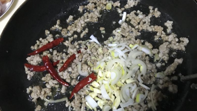 猫厨物语—自创干锅闷烧肉末豆腐,再放入葱姜蒜继续炒香。放一点花椒面炒匀。放入<a style='color:red;display:inline-block;' href='/shicai/ 692'>酱油</a>翻炒均匀后加一碗水(家里用来盛面的那种大碗)