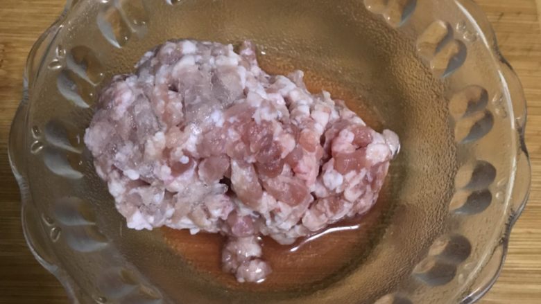 猫厨物语—自创干锅闷烧肉末豆腐,肉馅最好买肥瘦相间的,这样会有一点荤油出来。当然如果实在介意,也可以用纯瘦的,都没关系。