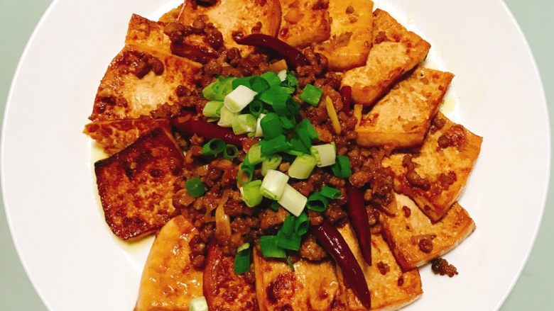 猫厨物语—自创干锅闷烧肉末豆腐,小火炖至汤汁完全被豆腐吸收就可以关火了。盛出,撒一点香葱碎。完成。