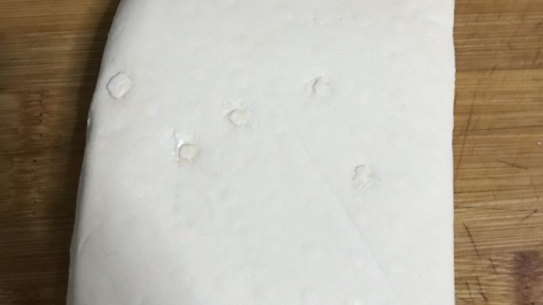 猫厨物语—自创干锅闷烧肉末豆腐,豆腐用厨房纸巾吸一下表面的水,一会煎的时候遇油才不会很崩的很厉害。