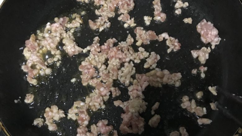猫厨物语—自创干锅闷烧肉末豆腐,锅里的底油,刚好用来炒汤汁。先放肉末翻炒至变色。