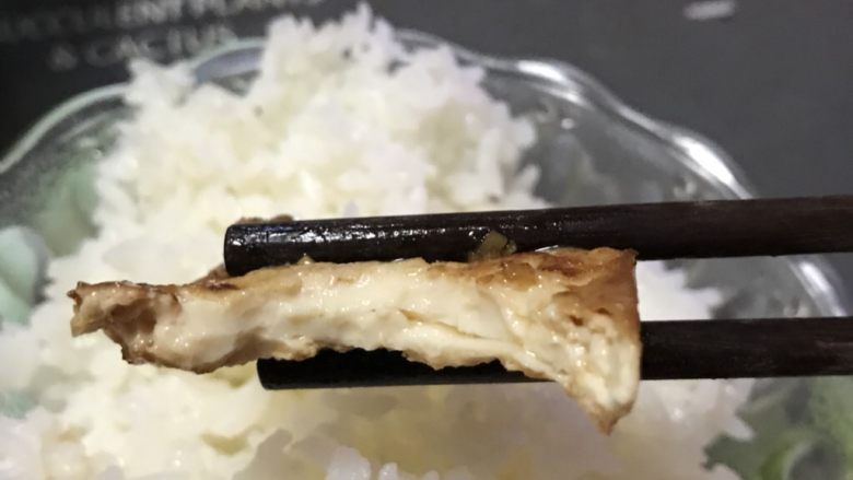 猫厨物语—自创干锅闷烧肉末豆腐,豆腐的外层吸饱了汤汁入口鲜美,同时因为被煎过,内里软糯外层香韧,两用不同的口感聚集在一块豆腐上,非常美味。