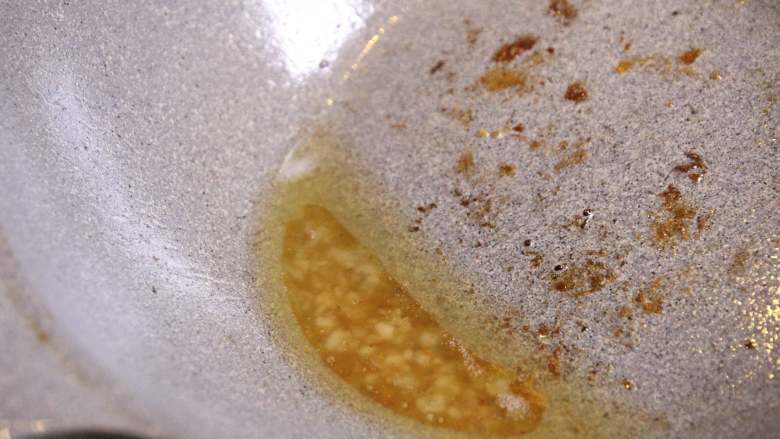 蜜汁可乐鸡翅,炒到这个颜色就可以拉,把鸡翅都倒入锅中,一定要快,不然糖糊了,味道就不一样了