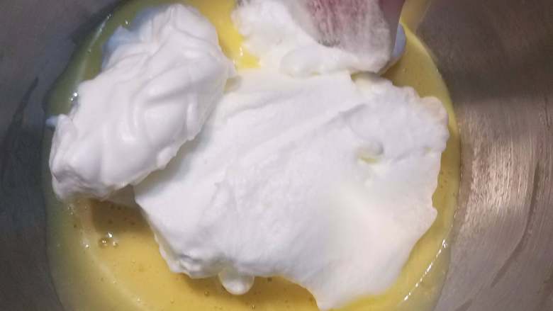 玫瑰慕斯蛋糕,把搅打好的蛋白分三次加入蛋黄糊中,翻拌均匀