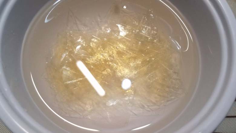 玫瑰慕斯蛋糕,吉利丁片用冷水浸泡,然后冷藏备用