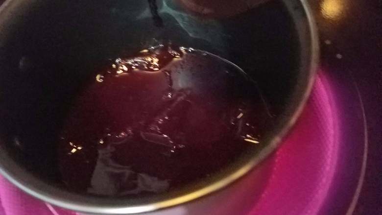 玫瑰慕斯蛋糕,冷冻的时候,把水,自制果酱,泡软的吉利丁片,低温加热融合,再放倒一旁放凉备用