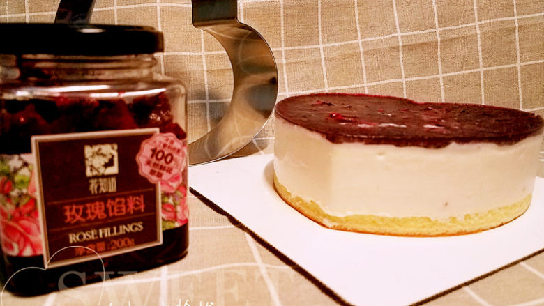 玫瑰慕斯蛋糕,蛋糕凝固后取出,用电吹风的热风吹一下慕斯圈,轻松脱模,再次放入冰箱冷藏隔夜