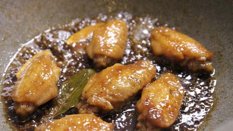 蜜汁可乐鸡翅,15分钟后,汤汁会减少一半左右(前提是你开小火)