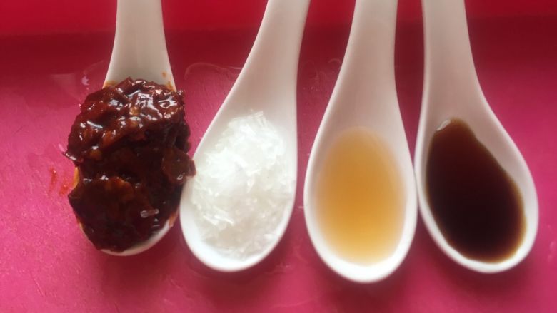 厨房~挑战荤菜~香辣咸甜~大块吃肉,调料准备好。