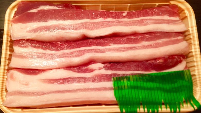 厨房~挑战荤菜~香辣咸甜~大块吃肉,猪肉很鲜,最喜欢吃这种肉,。