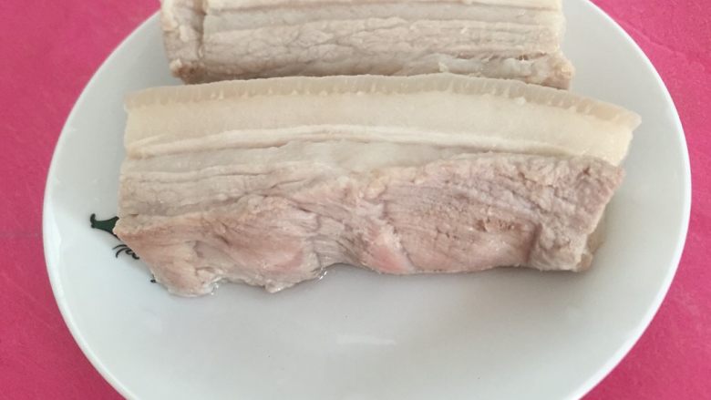 厨房~挑战荤菜~香辣咸甜~大块吃肉,捞出放入盘中。