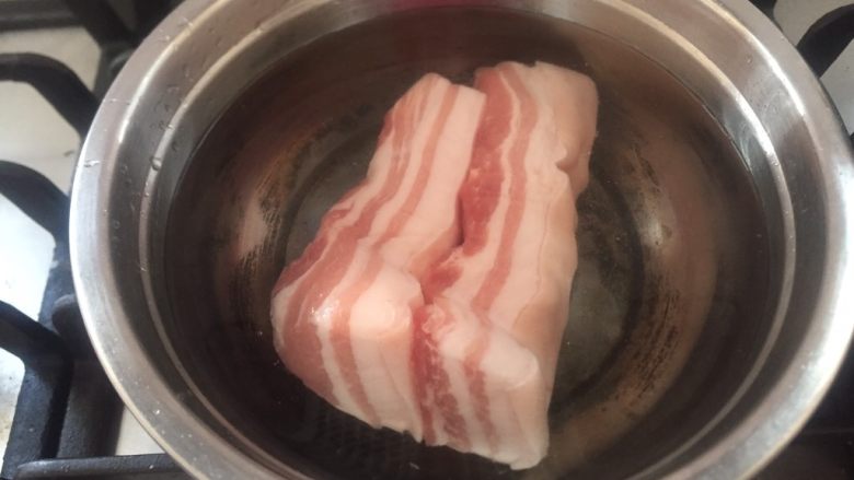 厨房~挑战荤菜~香辣咸甜~大块吃肉,锅中放入适量水烧开放入五花肉煮40分钟