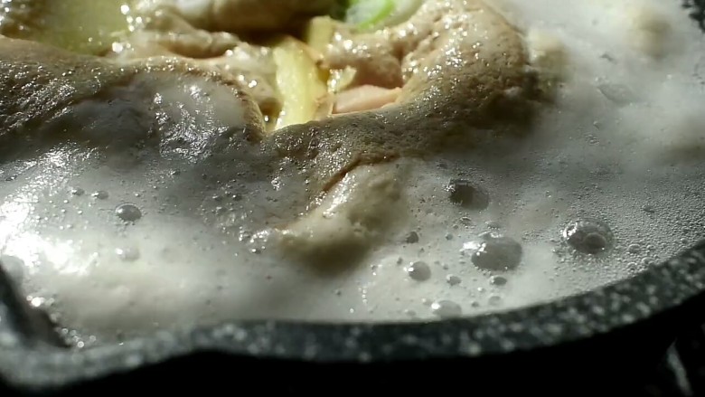 土豆鸡块,煮开后,撇去浮沫,将鸡块冲洗干净备用