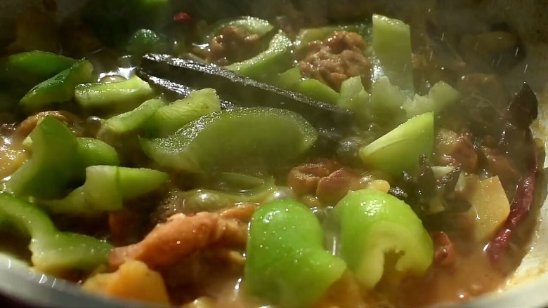 土豆鸡块,20分钟后倒入青椒翻炒,再根据个人口味加入适量食盐翻炒均匀即可出锅