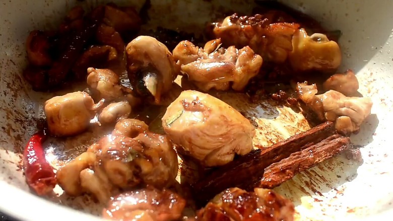 土豆鸡块,将所有的香料倒入锅中,翻炒出香味儿。加勺<a style='color:red;display:inline-block;' href='/shicai/ 762'>老抽</a>翻炒均匀