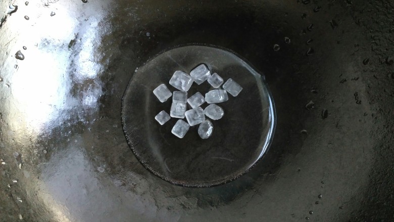 脆皮酱肘子,另起一锅,抓十几粒冰糖入锅,加一点点水。不用放油,肘子本身就很油,自身的油脂足够了.